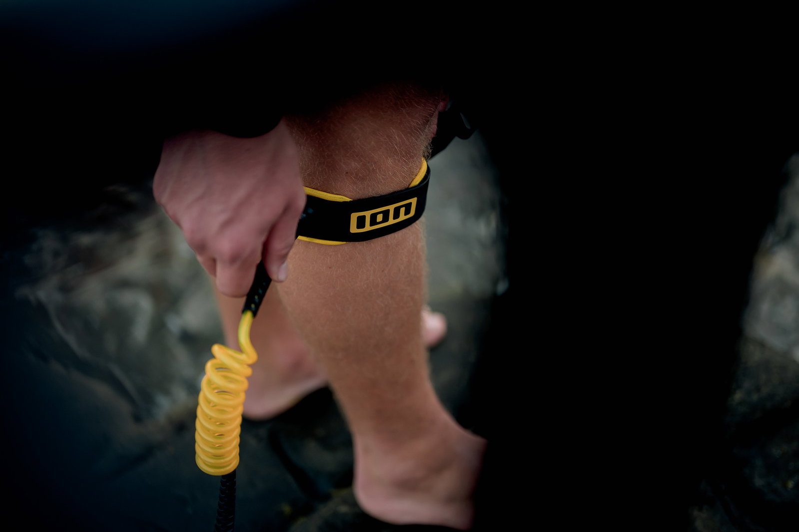 ION Wing Board Leash Core Hybrid Knee in use