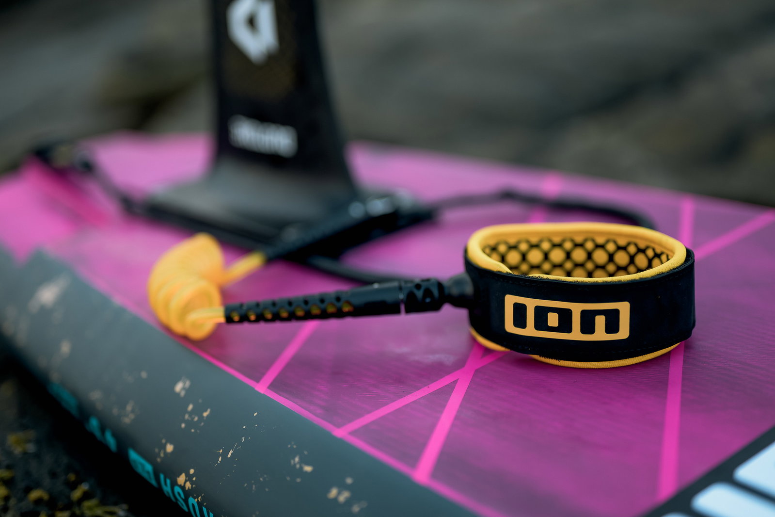 ION Wing Board Leash Core Hybrid Knee on the water